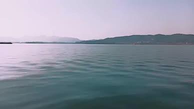 平静的杭州西湖湖面景色视频的预览图